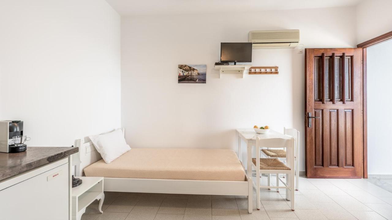 Giourgas Studios & Apartments Provatas Екстер'єр фото